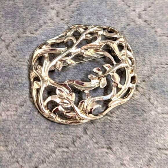 Vintage Ginnie Johansen Silvertone Oval Floral Brooche - Picture 2 of 11